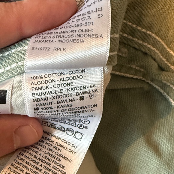 Levi's High Wasted Mom Shorts - Picture 5 of 5